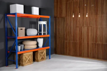 Industriële stellingkast met opbergdozen en houten wand