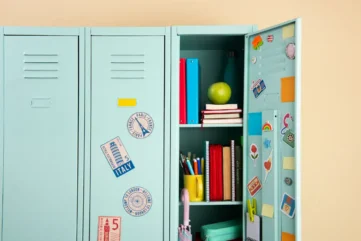 Open kast met boeken en stickers