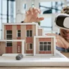 Man met VR-bril bij schaalmodel van huis