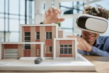 Man met VR-bril bij schaalmodel van huis