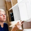 Vrouw schildert kast wit