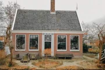 statig en symmetrisch vrijstaand huis of notariswoning