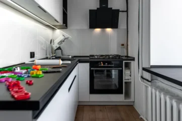 compacte keuken met apparatuur