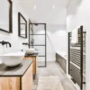 badkamer met houtlook meubels en natuurstenen vloer
