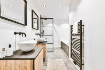 badkamer met houtlook meubels en natuurstenen vloer