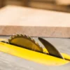 cirkelzaag op zaagtafel