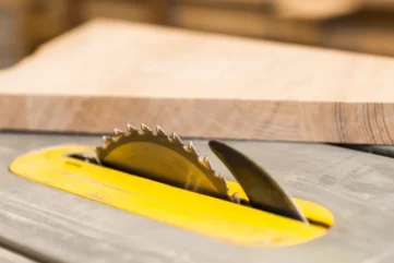 cirkelzaag op zaagtafel