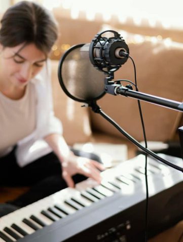 vrouw speelt keyboard met microfoon