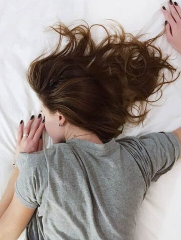 vrouw slaapt op buik