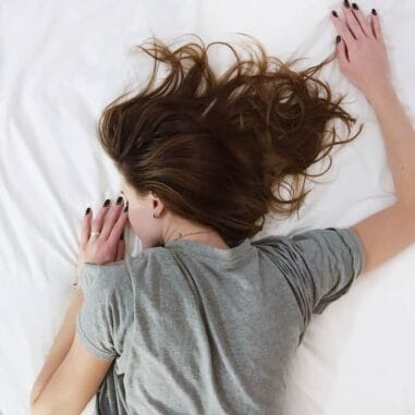 vrouw slaapt op buik