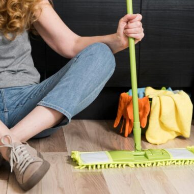 Vrouw maakt vloer schoon
