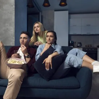 jonge mensen kijken spannende film met popcorn