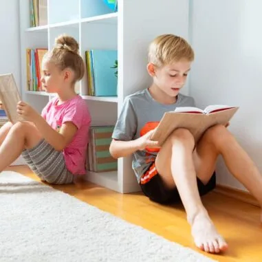 jongen en meisje lezen boeken
