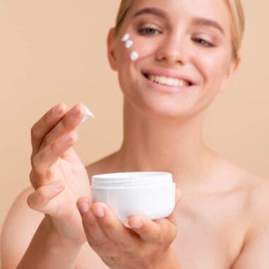 Vrouw met vochtinbrengende crème op gezicht