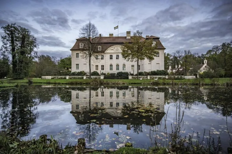 Historisch kasteel met weerspiegeling in vijver.
