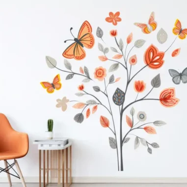 Wanddecoratie met bloemen en vlinders in woonkamer.