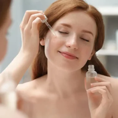 Vrouw brengt huidserum aan met een pipet.