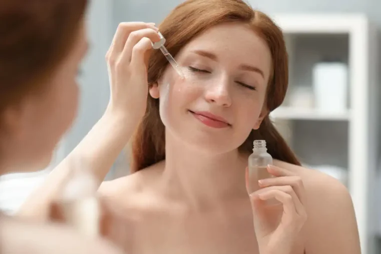 Vrouw brengt huidserum aan met een pipet.
