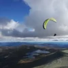Parapente boven kust met meren en wolken