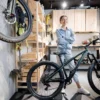 Vrouw met mountainbike in garage
